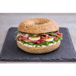 Serrano sonkás bagel szendvics