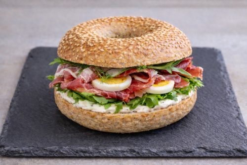 Serrano sonkás bagel szendvics
