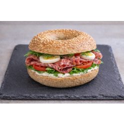 Téliszalámis bagel szendvics