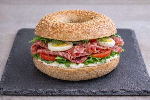 Téliszalámis bagel szendvics